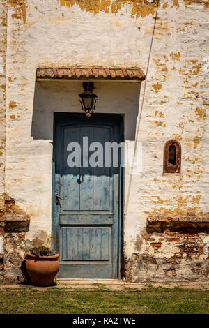 Alte blaue Tür. Eingang eines alten Hauses. Holztür.