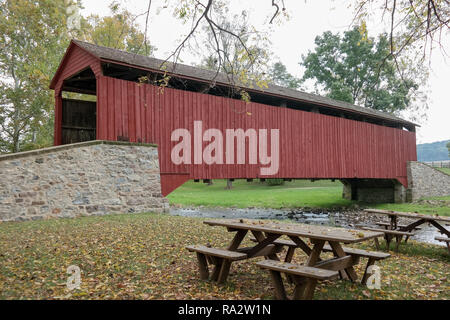 Narvon, PA, USA - Oktober 1, 2014: caernarvon Brücke, auch als der Pool Forge Covered Bridge genannt, ist in der Nähe von Churchtown in Lancaster Cou entfernt Stockfoto