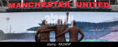 Die Vereinigten Trinity Bildhauer von Philip Jackson, von Manchester United 'Old Trafford' Masse, Manchester, England, Großbritannien Stockfoto