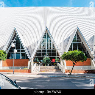 Londrina - PR, Brasilien - Dezember 12, 2018: Seiteneingang des Catedral Metropolitana de Londrina. Innenstadt entfernt. Stockfoto