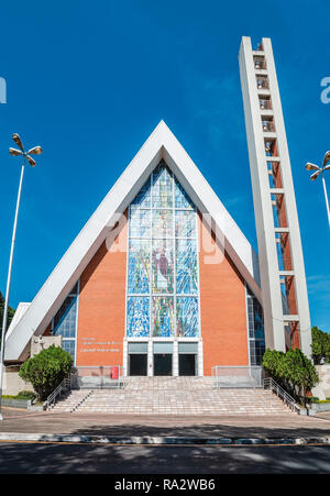 Londrina - PR, Brasilien - Dezember 12, 2018: Vor der Catedral Metropolitana de Londrina (Sagrado Coração de Jesus) Kathedrale. Im Freien. Dreieckig Stockfoto