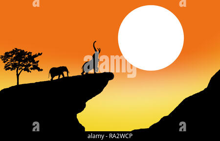 Afrikanische Elefanten bei Mountain Edge trompetend während des Sonnenuntergangs. Ein Meisterwerk Momente der Natur. Abbildung der afrikanischen Dschungel mit orange Gradient. Stockfoto