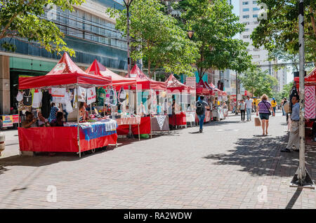 Londrina - PR, Brasilien - Dezember 12, 2018: Kunsthandwerk verkauft wird auf rote Zelte auf Downtown (calçadão de Londrina). Stockfoto