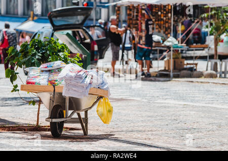 Londrina - PR, Brasilien - Dezember 12, 2018: Handgefertigte Abwaschtücher verkauft auf einer Schubkarre auf Downtown (calçadão de Londrina). Stockfoto