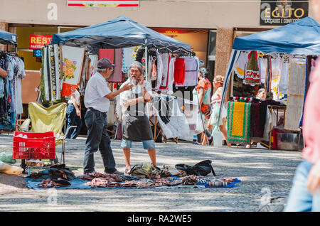 Londrina - PR, Brasilien - Dezember 12, 2018: Handwerkliche Produkte verkauft auf Straßen der Innenstadt. Straße verkaufen. Stockfoto