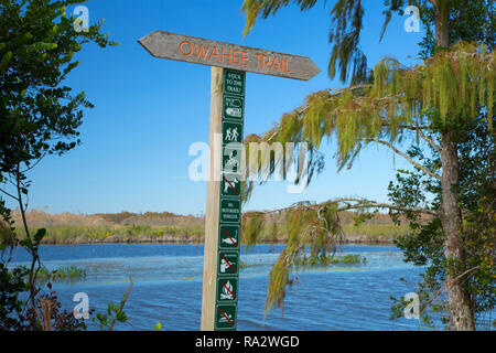 Owahee Trail Zeichen, Grasbewachsenen Gewässer erhalten, West Palm Beach, Florida Stockfoto