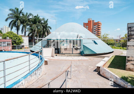 Londrina - PR, Brasilien - Dezember 12, 2018: Blau Planetarium in der Innenstadt (Planetario de Londrina). Stockfoto