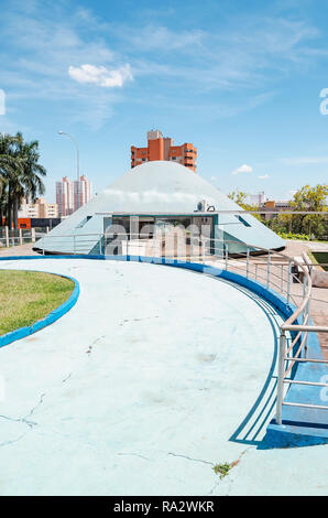 Londrina - PR, Brasilien - Dezember 12, 2018: Blau Planetarium in der Innenstadt (Planetario de Londrina). Stockfoto