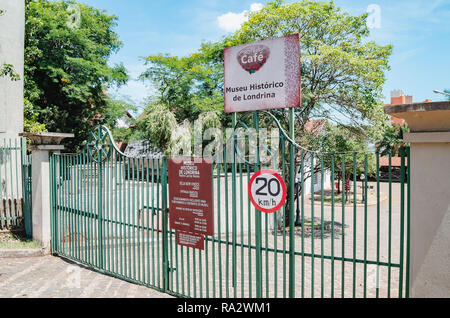 Londrina - PR, Brasilien - Dezember 12, 2018: Informative Board am Eingang des Museu Historico de Londrina in der Innenstadt. Stockfoto