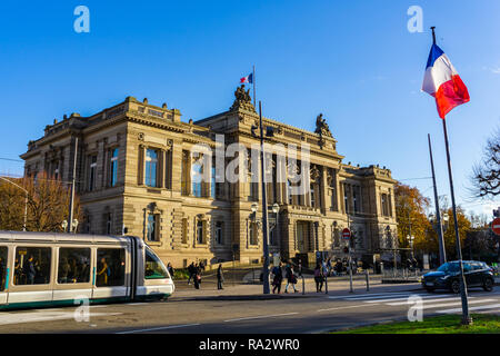 Von Strasbourg (TNS) an einem sonnigen Tag, Gebäude aus Stein, der von den Deutschen in der Neustadt, Elsass, Frankreich. Stockfoto