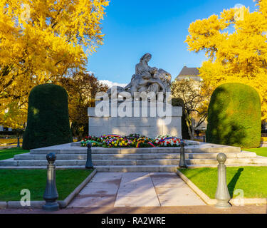 Weltkriege Opfer Mahnmal am Place de la République (Republik den Park oder den Platz) an einem sonnigen Tag des Herbstes, Straßburg, Frankreich. Stockfoto