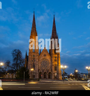 St. Paul neo-gotischen evangelische Kirche bei Nacht, zwischen 1892 und 1897 in der Neustadt, Straßburg, Elsass, Frankreich. Stockfoto