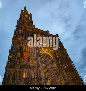 Blick auf die gotische Kathedrale von Straßburg leuchtet in der Dämmerung oder Nacht, mittelalterliche Wahrzeichen von Straßburg, Frankreich, Europa. Stockfoto