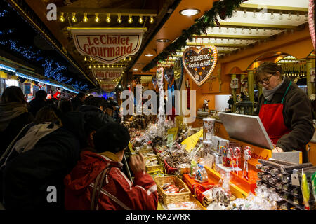 Menschen Shopping auf dem Christkindelsmärik, traditionelle Weihnachtsmarkt Straßburg, Place Broglie, Elsass, Frankreich. Stockfoto