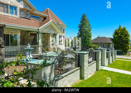 Fragment der high end Custom built Luxus haus mit rotunde in einer Nachbarschaft Stockfoto