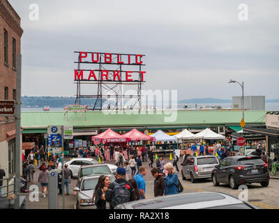 Pike Place Market, public market Gegend mit Touristen Roaming außerhalb Stockfoto