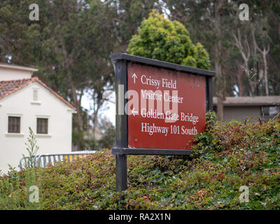 Crissy Field und Golden Gate Bridge Richtung Zeichen Stockfoto