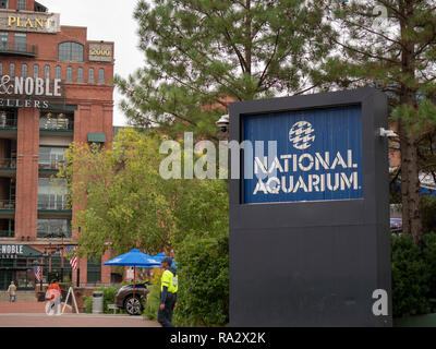 Eingang zum National Aquarium auf die Baltimore Inner Harbor mit Kraftwerk Shopping Plaza im Hintergrund Stockfoto