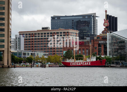 United States Feuerschiff Chesapeake historischen Schiff in Baltimore Inner Harbor angedockt mit Geschäften und National Aquarium Stockfoto