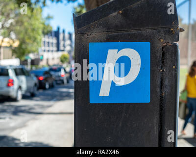 Parkplatz Symbol eingefügt auf einem Parkplatz Maschine für Parken auf der Straße in der Stadt Stockfoto