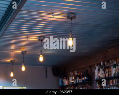 Linie der Overhead Glühbirnen in einer industriellen Bar Stockfoto