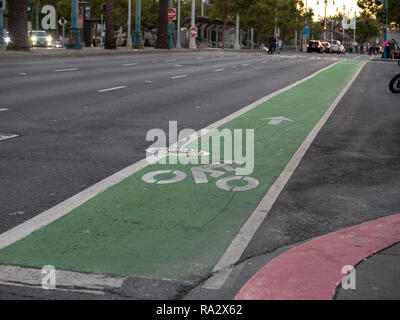 Grüne dedizierte Radweg entlang der Straße der Stadt in Abend Stockfoto