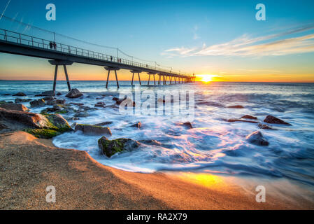 Schönen sonnenaufgang Strand in Badalona, Barcelona. Stockfoto