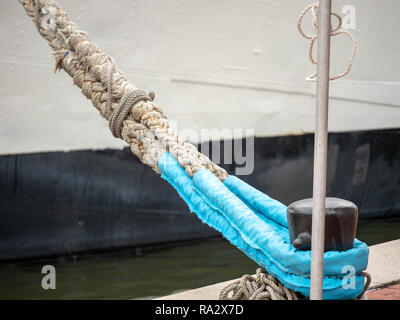 Seile mit marine Poller Seil zu Dock zu verankern Schiff Stockfoto