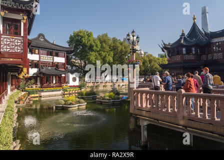 Touristen in Yuyuan oder Yu Garten in Shanghai. Stockfoto