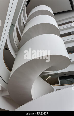 Atrium Treppe in der SAHMRI Gebäude in Adelaide. Das South Australian Gesundheit und medizinische Forschung Institut Stockfoto