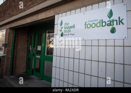 Coventry Foodbank, Fortschritt, Coventry, CV3 2NT, Großbritannien. 14. Dezember 2018. Hugh McNeill, Manager der grössten Foodbank in Großbritannien, zusammen mit einem Team Stockfoto