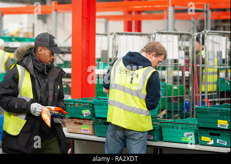 Coventry Foodbank, Fortschritt, Coventry, CV3 2NT, Großbritannien. 14. Dezember 2018. Hugh McNeill, Manager der grössten Foodbank in Großbritannien, zusammen mit einem Team Stockfoto