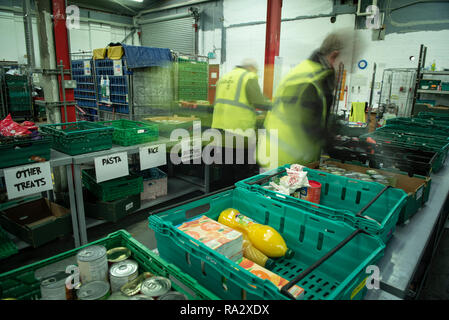 Coventry Foodbank, Fortschritt, Coventry, CV3 2NT, Großbritannien. 14. Dezember 2018. Hugh McNeill, Manager der grössten Foodbank in Großbritannien, zusammen mit einem Team Stockfoto