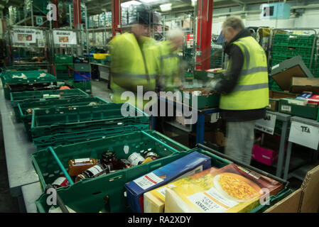 Coventry Foodbank, Fortschritt, Coventry, CV3 2NT, Großbritannien. 14. Dezember 2018. Hugh McNeill, Manager der grössten Foodbank in Großbritannien, zusammen mit einem Team Stockfoto