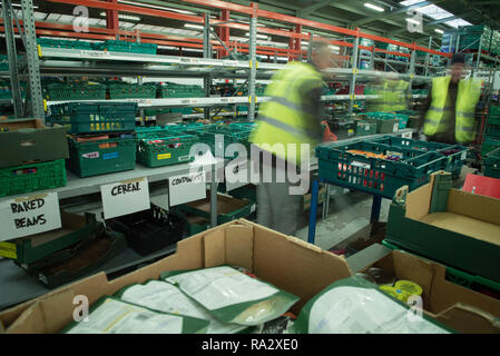 Coventry Foodbank, Fortschritt, Coventry, CV3 2NT, Großbritannien. 14. Dezember 2018. Hugh McNeill, Manager der grössten Foodbank in Großbritannien, zusammen mit einem Team Stockfoto