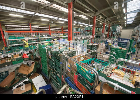 Coventry Foodbank, Fortschritt, Coventry, CV3 2NT, Großbritannien. 14. Dezember 2018. Hugh McNeill, Manager der grössten Foodbank in Großbritannien, zusammen mit einem Team Stockfoto