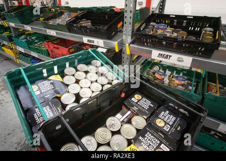 Coventry Foodbank, Fortschritt, Coventry, CV3 2NT, Großbritannien. 14. Dezember 2018. Hugh McNeill, Manager der grössten Foodbank in Großbritannien, zusammen mit einem Team Stockfoto