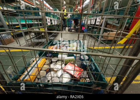 Coventry Foodbank, Fortschritt, Coventry, CV3 2NT, Großbritannien. 14. Dezember 2018. Hugh McNeill, Manager der grössten Foodbank in Großbritannien, zusammen mit einem Team Stockfoto