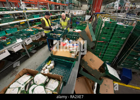 Coventry Foodbank, Fortschritt, Coventry, CV3 2NT, Großbritannien. 14. Dezember 2018. Hugh McNeill, Manager der grössten Foodbank in Großbritannien, zusammen mit einem Team Stockfoto