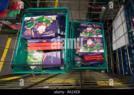 Coventry Foodbank, Fortschritt, Coventry, CV3 2NT, Großbritannien. 14. Dezember 2018. Hugh McNeill, Manager der grössten Foodbank in Großbritannien, zusammen mit einem Team Stockfoto