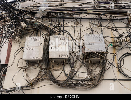 Elektro- und telefonverkabelung an Hauswänden in Shanghai, China Stockfoto