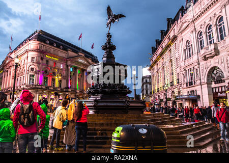 LONDON, ENGLAND, Großbritannien - 8. OKTOBER 2014: Night Street Scene von Piccadilly Circus mit Gebäuden und Menschen sichtbar. Stockfoto