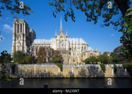 Blick auf die Kathedrale Notre Dame in Paris Frankreich entlang der Fluss Seine Stockfoto