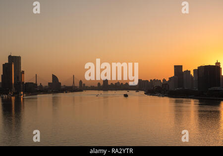 Sonnenaufgang über den Fluss Huangpu in Shanghai. Stockfoto