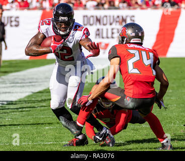 Tampa, Florida, USA. 30 Dez, 2018. Atlanta Falcons wide receiver Mohamed Sanu (12) Während des Spiels zwischen den Atlanta Falcons und die Tampa Bay Buccaneers bei Raymond James Stadium in Tampa, Florida. Atlanta win 34-32. Del Mecum/CSM/Alamy leben Nachrichten Stockfoto