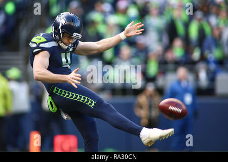 Seattle, WA, USA. 30 Dez, 2018. Seattle Seahawks Börsenspekulanten Michael Dickson (4) Irische Pfund den Ball während eines Spiels zwischen den Arizona Cardinals und die Seattle Seahawks an CenturyLink Feld in Seattle, WA. Sean Brown/CSM/Alamy leben Nachrichten Stockfoto