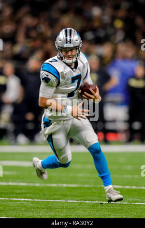 New Orleans, LA, USA. 30 Dez, 2018. Carolina Panthers Quarterback Kyle Allen (7) kriecht im Mercedes-Benz Superdome in New Orleans, LA. Stephen Lew/CSM/Alamy leben Nachrichten Stockfoto