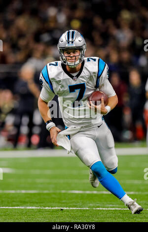 New Orleans, LA, USA. 30 Dez, 2018. Carolina Panthers Quarterback Kyle Allen (7) kriecht im Mercedes-Benz Superdome in New Orleans, LA. Stephen Lew/CSM/Alamy leben Nachrichten Stockfoto