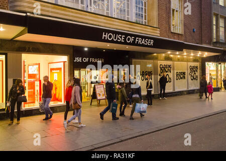 Exeter, Devon, Großbritannien. 30 Dez, 2018. Die House of Fraser Kaufhaus am Exeter in Devon, das im Januar 2018 schließen. Der Store ist anzeigen Schließung Zeichen und hat einen Verkauf mit 60% Rabatt. Foto: Graham Jagd-/Alamy leben Nachrichten Stockfoto