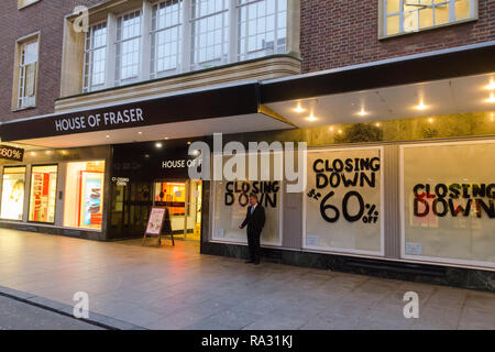 Exeter, Devon, Großbritannien. 30 Dez, 2018. Die House of Fraser Kaufhaus am Exeter in Devon, das im Januar 2018 schließen. Der Store ist anzeigen Schließung Zeichen und hat einen Verkauf mit 60% Rabatt. Foto: Graham Jagd-/Alamy leben Nachrichten Stockfoto